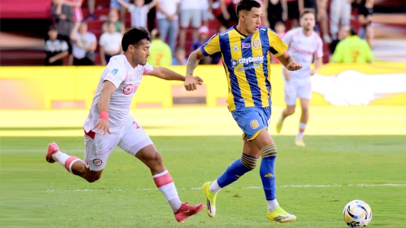 Al Canalla le costó el primer tiempo ante el Bicho, que monopolizó la pelota (Fotobaires).