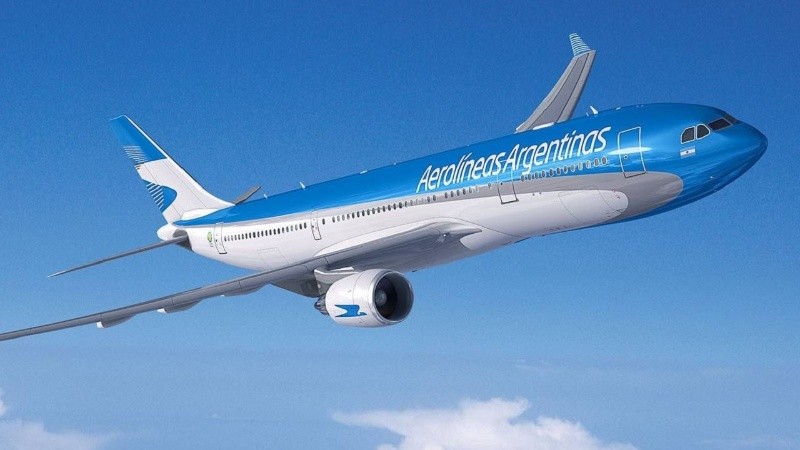 Aerolíneas Argentinas aplicará un aumento temporal en los precios de sus pasajes por la suba del precio del petróleo.