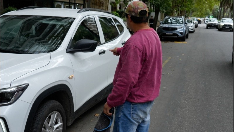 Se busca sancionar una ley que prohíba cuidar y lavar autos en la calle.