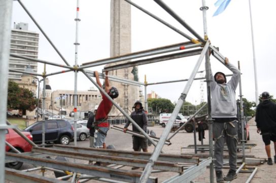 Comenzó el armado del escenario de Fito Páez.