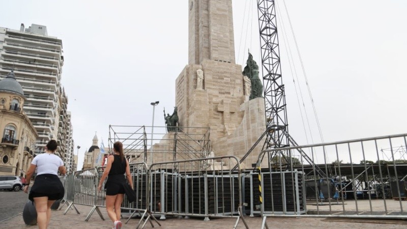 Comenzó el armado del escenario de Fito Páez.