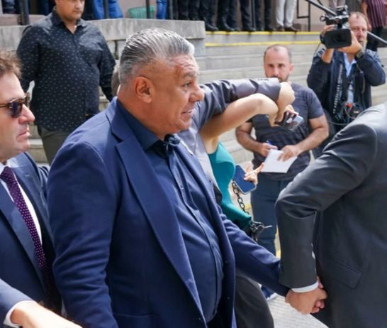 Claudio Tapia al salir este mediodía de Tribunales