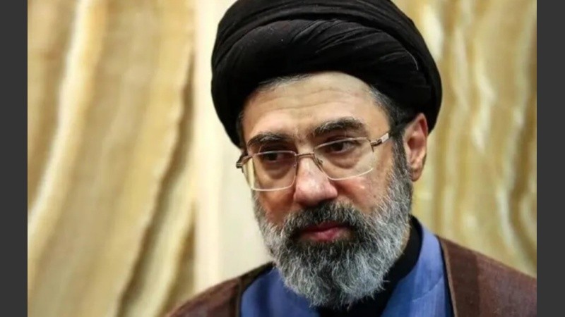 Sin aparecer en público el nuevo líder dio su primer mensaje