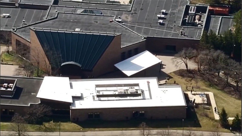 Efectivos del FBI y la Policía estatal rodeaban el edificio religioso.