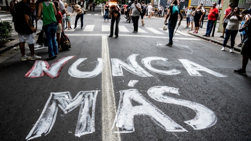 Las marchas masivas del 24 serán parte de la muestra.