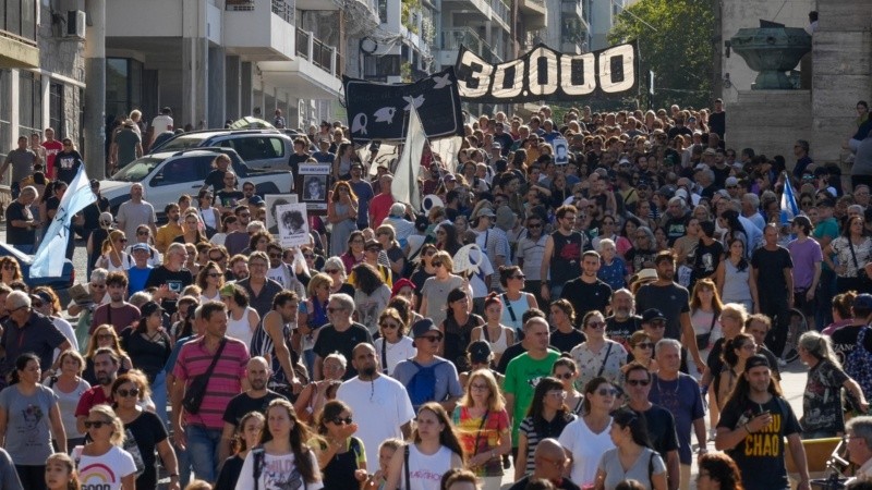 Las marchas masivas del 24 serán parte de la muestra.