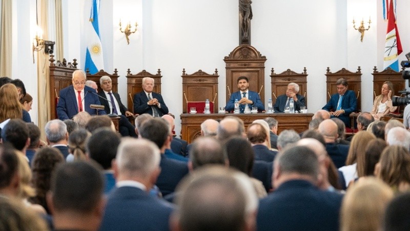 Pullaro y todos los presentes escucharon atentamente el discurso de Gutiérrez (Prensa Poder Judicial)&nbsp;