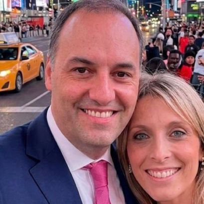 Adorni y su esposa en el ojo de la tormenta tras el viaje a EEUU.