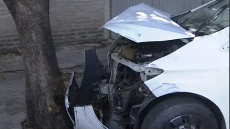El auto chocó contra un árbol en circunstancias que aún se desconocen.