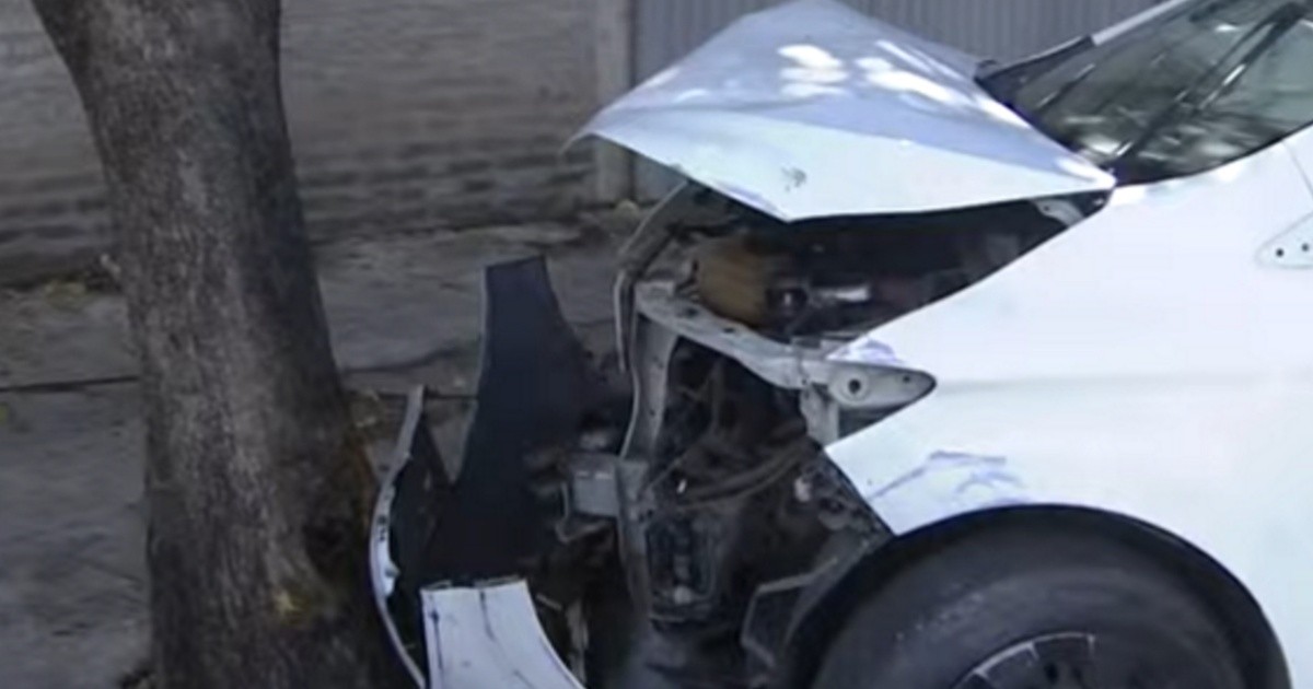 Auto Chevrolet Onix chocado contra un árbol en 24 de Septiembre e Iriondo, Rosario