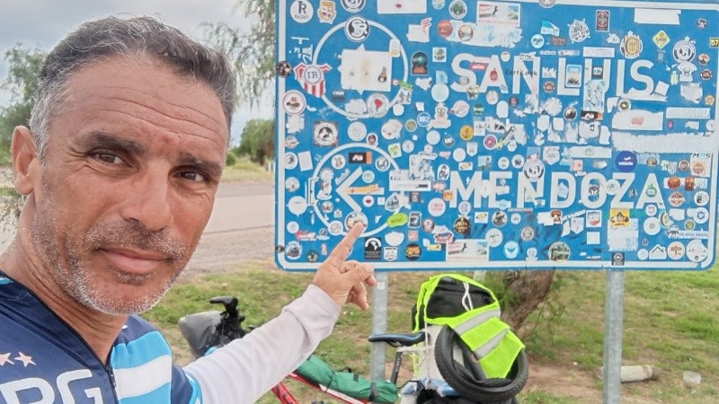 Claudio en un alto del camino, con su bicicleta en el límite entre San Luis y Mendoza