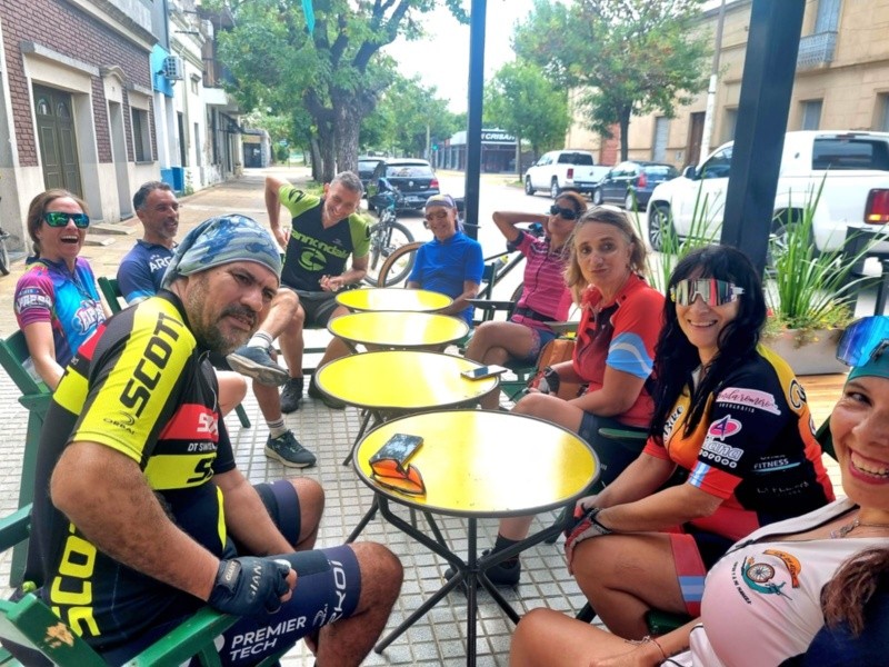 Claudio fue conociendo a muchos amigos y amigas ciclistas en el recorrido por siete provincia.&nbsp;