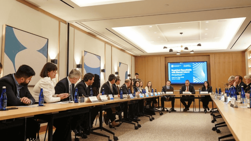 Una de las reuniones de trabajo durante la 