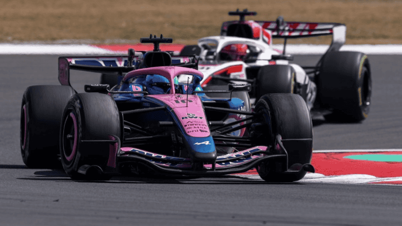 Más temprano se había llevado a cabo la carrera sprint, en la que Russell consiguió quedarse con el triunfo, mientras que Leclerc y Hamilton completaron el podio.