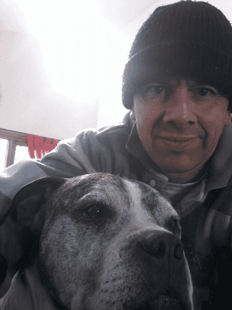 &nbsp;Azabal y su mascota, en 2018 (Facebook).