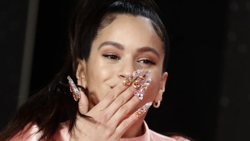 Rosalía es una de las figuras que más impone su nail art tridimensional, con exuberantes propuestas