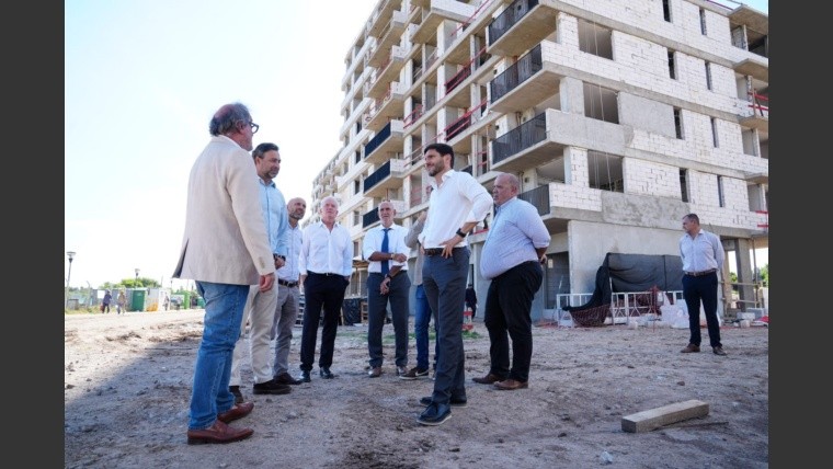 Pullaro y Puccini en una recorrida junto con los empresarios Eskenazi, Eurnekian y Griot las obras de la Villa Olímpica de Rosario.