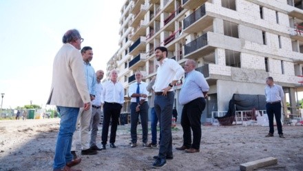Pullaro y Puccini en una recorrida junto con los empresarios Eskenazi, Eurnekian y Griot las obras de la Villa Olímpica de Rosario.