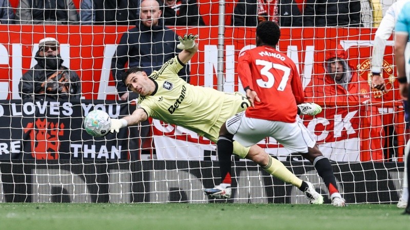 Gran tapada de Dibu, que igual no pudo evitar la caída de su equipo. (Aston Villa)