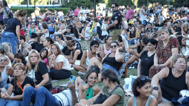 &nbsp;Al bajar el sol la espera era más amena en el parque junto al río. (Alan Monzón/Rosario3)