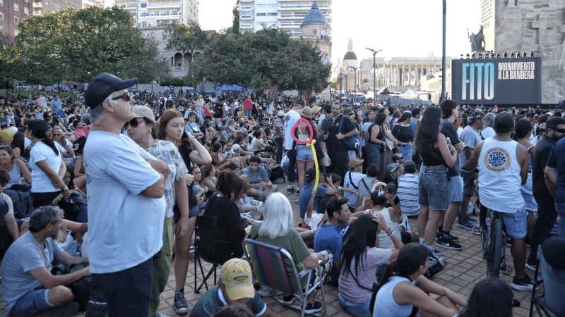 Al bajar el sol la espera era más amena en el parque junto al río. (Alan Monzón/Rosario3)