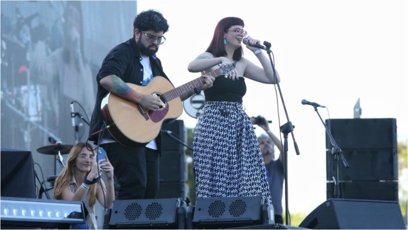 Luisina Cali fue la encargada de abrir el escenario en el Monumento, a la espera de Fito Páez. (Alan Monzón / Rosario3)&nbsp;