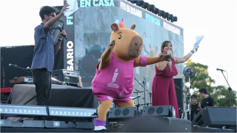 La mascota de los Juegos Suramericanos Santa Fe 2026 subió al escenario del Monumento.