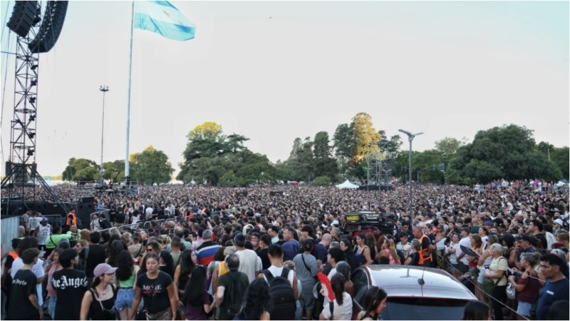 Al bajar el sol la espera era más amena en el parque junto al río.