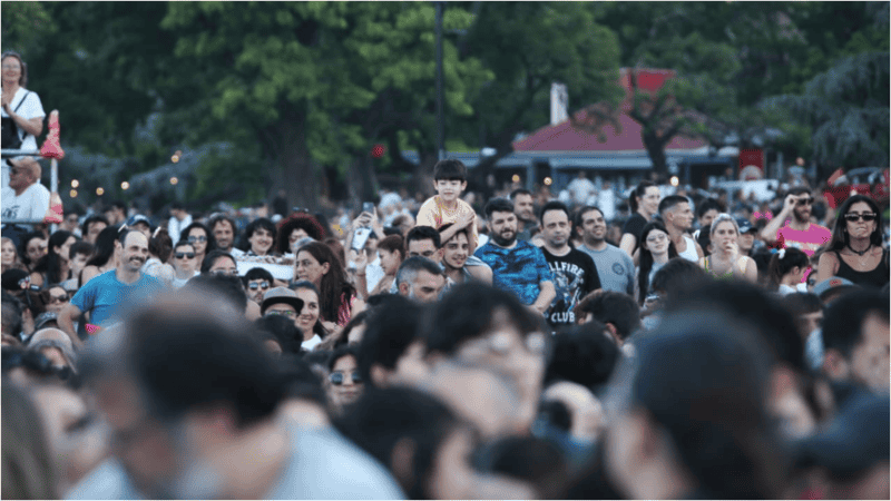 La espera en el Monumento para el show de Fito Páez.