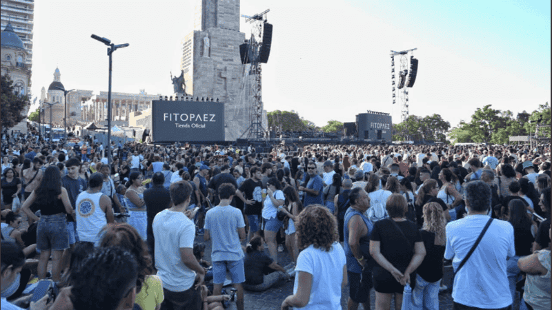 Al bajar el sol la espera fue más amena en el parque junto al río.