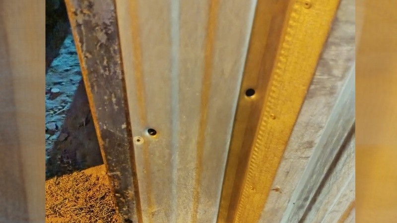 Algunos de los orificios que quedaron en el portón.