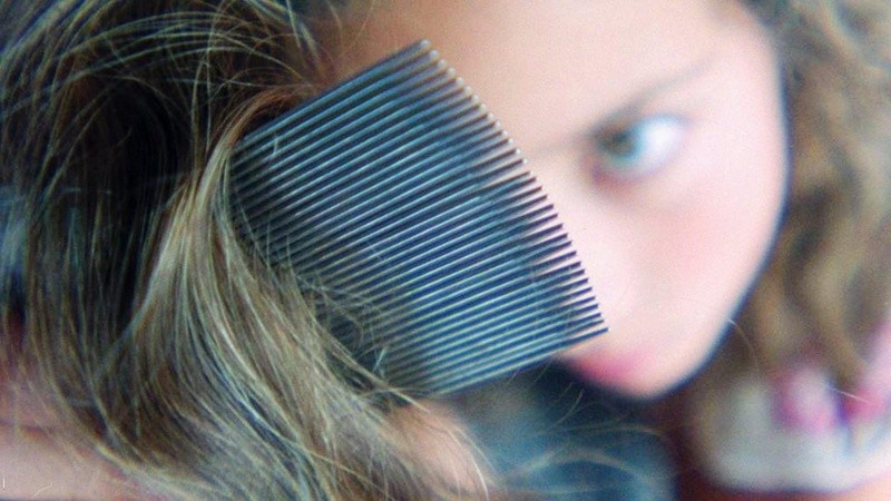 Para acabar con los piojos, la clave es armararse de paciencia: pasar el peine fino con el cabello húmedo y revisar las cabezas con frecuencia.