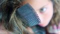 Para acabar con los piojos, la clave es armararse de paciencia: pasar el peine fino con el cabello húmedo y revisar las cabezas con frecuencia.