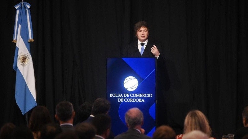 El presidente durante su discurso ante el auditorio de la Bolsa de Comercio de Córdoba.