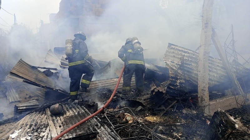 El estrago del fuego y la intervención de bomberos.