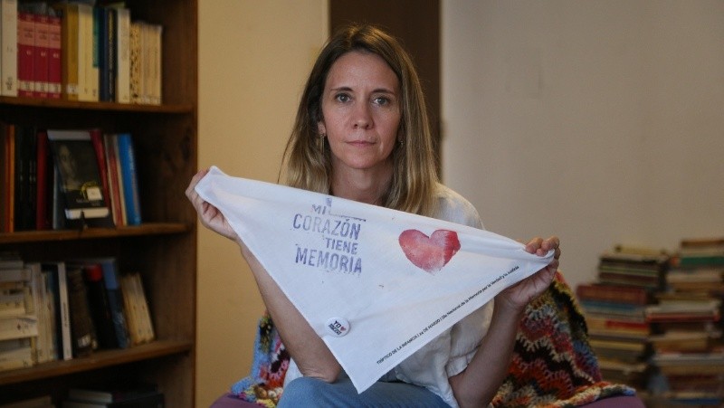 &nbsp;Soledad posa junto a un pañuelo de una de muchas campañas realizadas por Abuelas de Plaza de Mayo. (Alan Monzón/Rosario3)