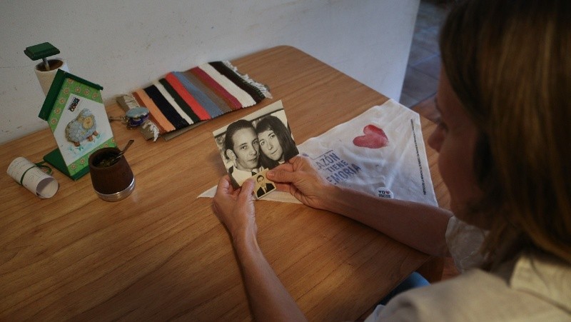 Soledad comparte fotos de su padre y su madre cuando eran jóvenes, antes del horror de su desaparición. (Alan Monzón/Rosario3)&nbsp;