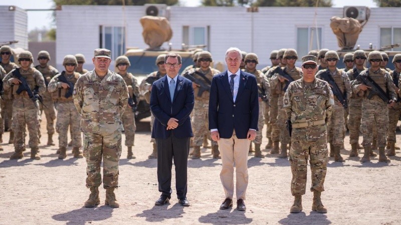 Kast durante su visita a la frontera.