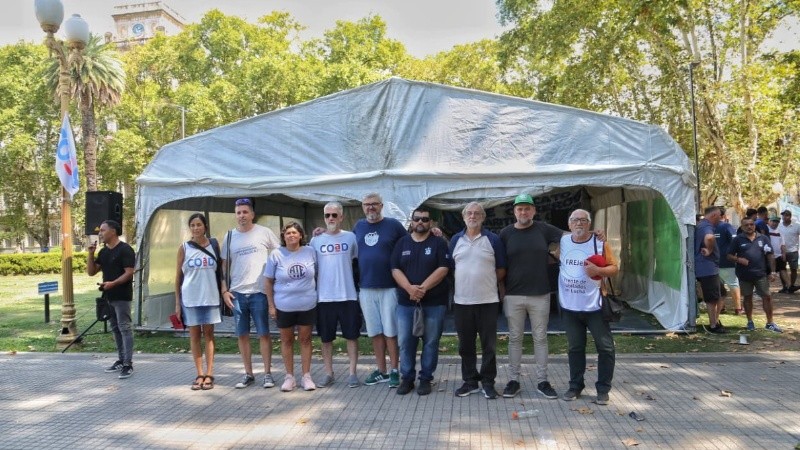 Los gremios instalaron una carpa de reclamo en plaza San Martín