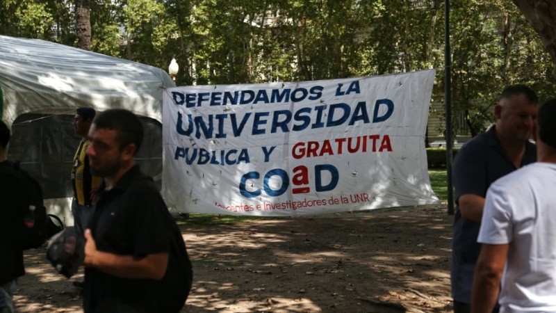 Los gremios instalaron una carpa de reclamo en plaza San Martín