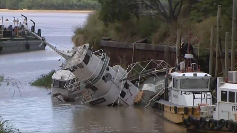 Dos embarcaciones fueron arrastradas por la corriente y comenzaron a hundirse en el arroyo Saladillo.