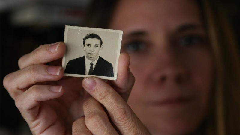 &nbsp;Soledad Nívoli junto a una foto de un jovencísimo Mario, su padre, cuyos restos serán restituidos en los próximos meses. (Alan Monzón/Rosario3)
