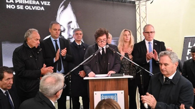 Milei junto a parte de su Gabinete en el acto por el aniversario del atentando a la Embajada de Israel en Buenos Aires.