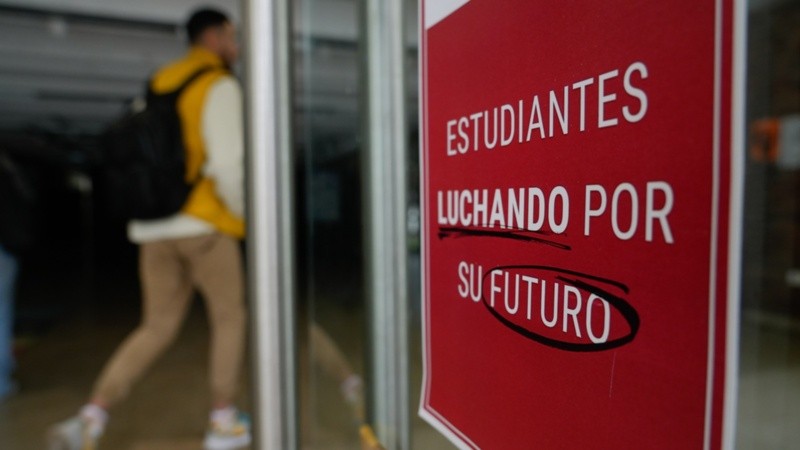 Los estudiantes están en alerta por la pérdida de mesas de examen.