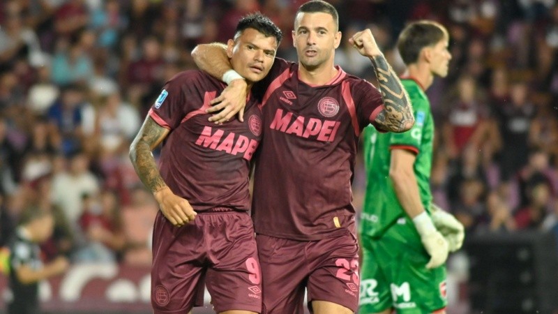 Walter Bou abrió el partido para Lanús con un gol de penal.