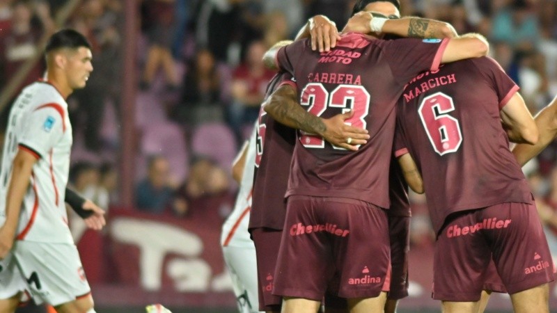 Lanús se floreó ante Newell's en los primeros 45 minutos: se fue al descanso 3-0 arriba.