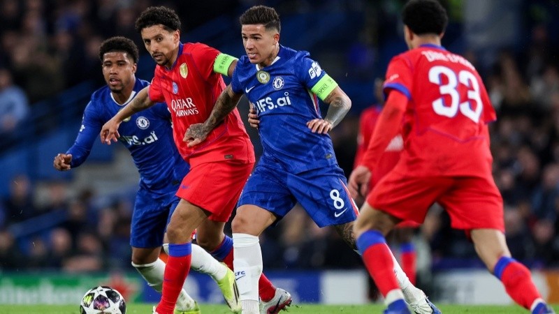 El equipo de Enzo Fernández, titular y capitán, poco pudo hacer en Londres. (EFE)