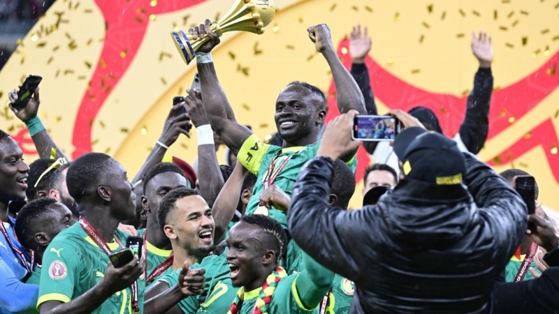Sadio Mané (C) y jugadores de Senegal celebran con el trofeo tras ganar la final de la Copa Africana de Naciones 2025.