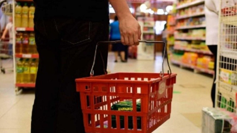 La caída del consumo se siente en supermercados de Rosario, en donde se reducen las ventas de productos como carne y lácteos.