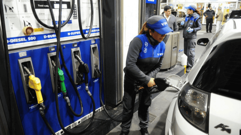 Llenar el tanque se va volviendo una misión imposible.